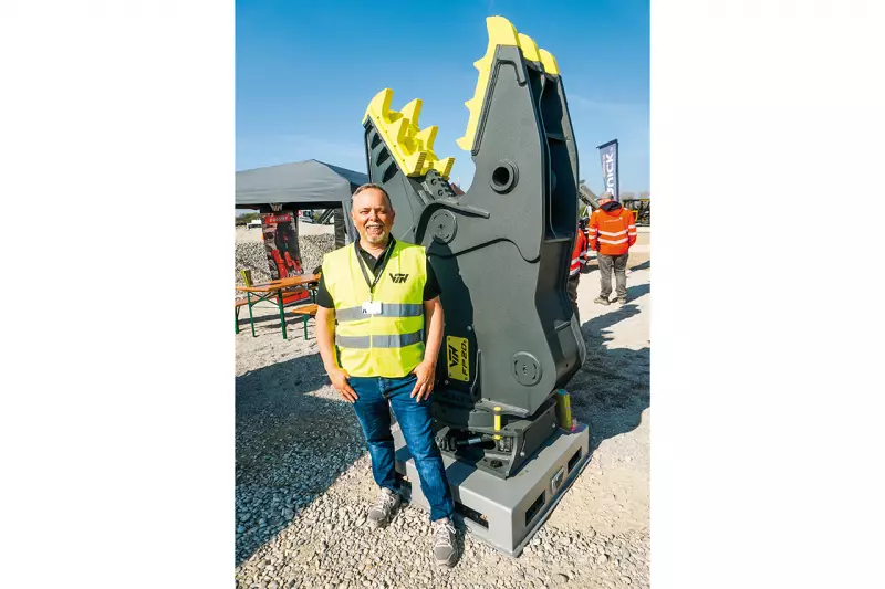 Auch Partnerunternehmen präsentierten ihre Produkte. Nach zehn Jahren ist VTN wieder im Sortiment von Robert Aebi vertreten. Michael Sancarlo informierte über Baggeranbaugeräte für die Bereiche Abbruch, Recycling und Erdbewegung. Quelle: Treffpunkt.Bau