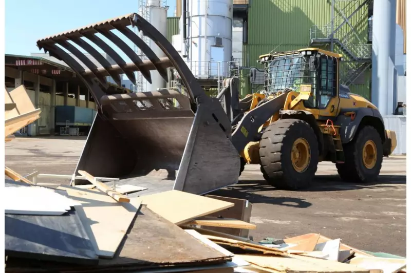 Überwiegend Umschlagbagger, Radlader, Abrollkipper, Absetzkipper und Anbauteile, aber auch Sattelzugmaschinen, Schubbodenauflieger, Anhänger, Teleskoplader, Gabelstapler, alles, was in der Recycling-/Entsorgungsbranche benötigt wird, können Kunden bei Rockbird mieten. 