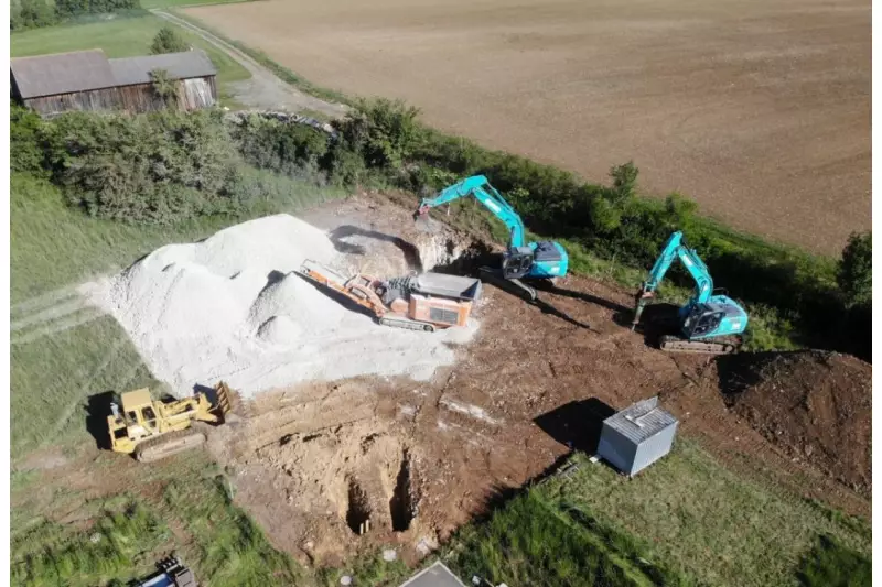 Auf dem 7.000 m² großen Firmenareal wird nicht nur Bauschutt, sondern auch Sandstein, Kalkstein oder Granit aufbereitet. 