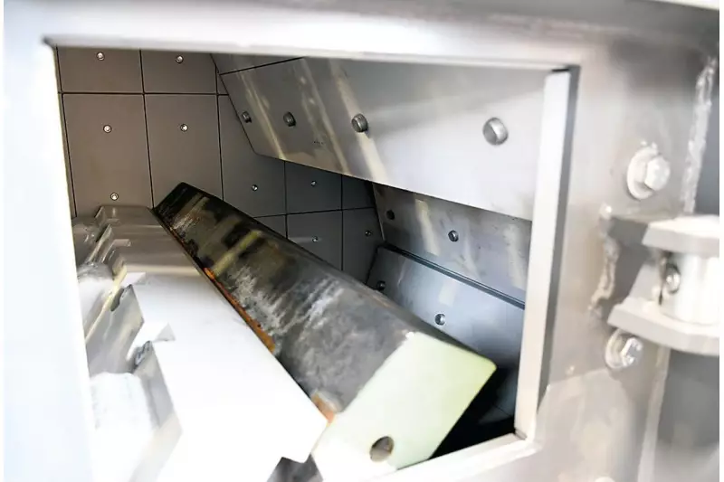 Im dick gepanzerten Hardox-Käfig entfesselt der ca. 3 Tonnen schwere Rotor des R1000S Urgewalten. Der Brechspalt lässt sich stufenlos einstellen.