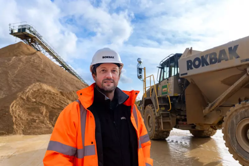 „Drehmoment und Zugkraft sind uns beim Design der Dumper besonders wichtig“, erklärt Kenny Price, Regional-Vertriebsbeauftragter für EMEA von Rokbak. „Dieses Drehmoment und diese Zugkraft brauchen sie auch, wenn sie voll beladen effizient arbeiten sollen.“