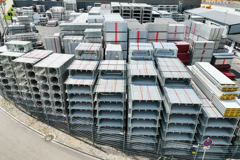 Gerüstteile soweit das Auge reicht: Zwischen 100.000 und 150.000 m² Gerüstmaterial hält das Unternehmen Rolle Gerüstvertrieb e.K. nach eigenen Angaben alleine am Standort in Jettingen-Scheppach jederzeit vorrätig. Foto: Rolle Gerüstvertrieb