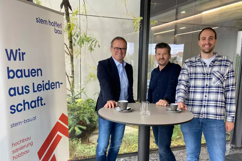 Bmst. Ing. Markus Hilgarth, Geschäftsführer Stern & Hafferl Bau (links), Christian Puck, kaufmännischer Bereichsleiter Stern & Hafferl Bau (mitte) und Bernhard Gruber Projektmanager Rosenberger Telematics (rechts).