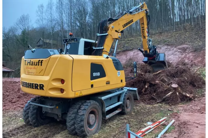 Größeres Angebotsspektrum: Michael Lohmeyer hat seinen Cat-Mobilbagger M316D mit einem Rototilt R6 und vollhydraulischem Schnellwechsler QC70-55 im Sandwich ausgestattet. Diese Kombination ermöglicht einen effizienten Einsatz zahlreicher Anbaugeräte, was die Produktivität des Baggers weiter steigert.