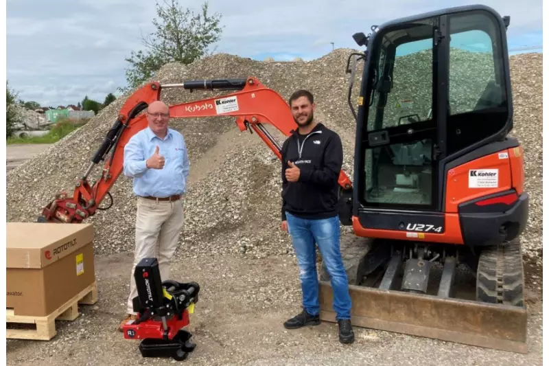 Willkommene Unterstützung: Rototilt-Geschäftsführer Wolfgang Vogl (l.) überreicht Jannik Kohler den Rototilt R 1. Gemeinsam mit dem neuen Kubota-Minibagger KX027 wird der Schwenkrotator im Glasfaserbau zur schnelles Arbeiten und perfekte Ergebnisse sorgen.