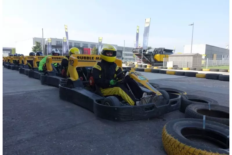 Die Motoren laufen, die Spannung steigt. Aufstellung der Rennbolliden in
Startformation.