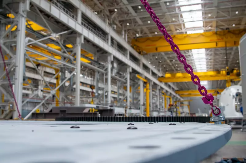 Der Schäkel eignet sich besonders für Anwendungen mit häufigen Montage- und Demontagevorgängen und ist zudem resistent gegen versehentliches Lösen oder das Festfressen von Schraubverbindungen. 