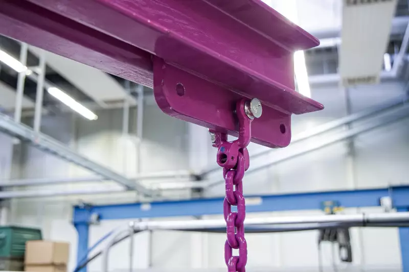 Durch das Einrasten eines Bolzens wird eine schnelle und sichere Befestigung ermöglicht, die im Vergleich zu herkömmlichen Schäkeln eine Zeitersparnis von bis zu 80 % bietet. 
