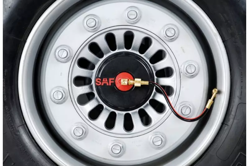 Der „SAF TIRE PILOT“ überwacht den Reifendruck und hebt den Luftdruck automatisch auf das zuvor eingestellte Niveau an.