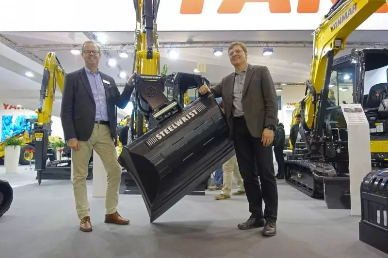 Anders Barreng (Sales Director) und Stefan Stockhaus (CEO) von Steelwrist zeigten am Yanmar-Stand die Leistungsfähigkeit ihrer Schnellwechsler, Tiltrotatoren und Anbaugeräte.