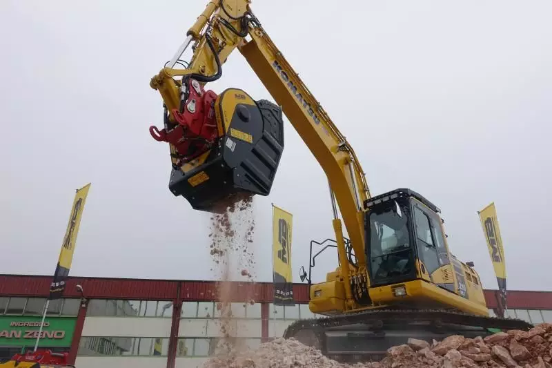 Auf dem Außengelände demonstrierte MB Crusher die Wirksamkeit seiner Brecherlöffel.