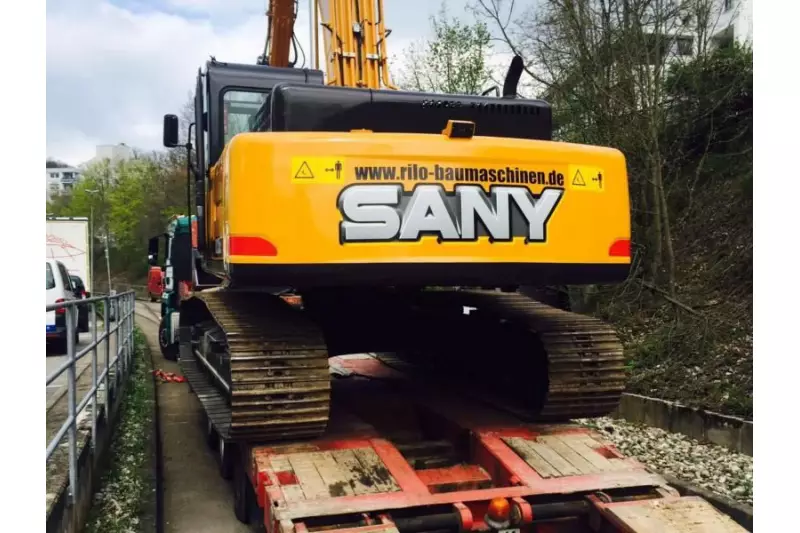 Damit die Maschine in Deutschland ohne Ausnahmegenehmigung transportiert werden kann, wurden die Ketten vom Hersteller demontiert und verschmälert. Am Ende war der Bagger statt 3,12 m nur noch 3 m breit.