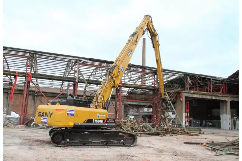 Seine Leistungsfähigkeit und exzellente Standsicherheit stellt der Sany SY6028 derzeit beim Abbruch der Osmo-Hallen am Hafen von Münster unter Beweis.