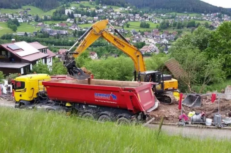 Ausgestattet wurde die Maschine mit einem Oilquick-Adapter, voller LED-Beleuchtung, einer Abschmieranlage und einem Abbruchgitter. Im Moment kommen an dem Bagger zudem ein Sortiergreifer, ein Sieblöffel, ein Verladelöffel und bei Bedarf ein Hydromeißel zum Einsatz.