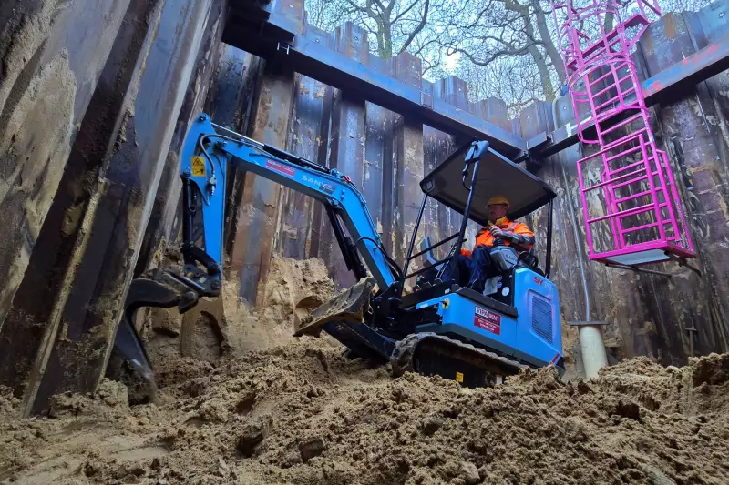 Der vollelektrische Sany SY19E im Einsatz in der Zielbaugrube: präzises Freischachten der Spundwand-Täler, absolut emissionsfrei und flüsterleise. Genau dort, wo herkömmliche Dieselbagger an ihre Grenzen stoßen.