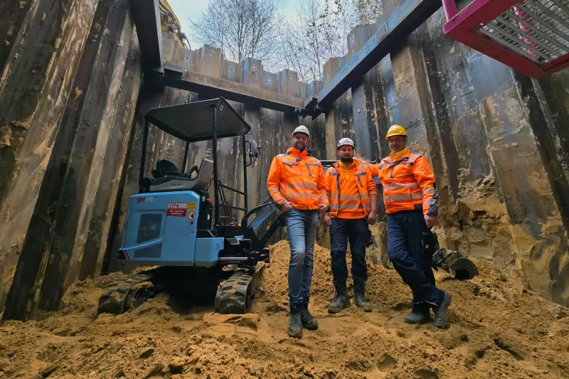 Dominic Ebber (1.v.l.) und sein Team von H&W Tiefbau in der Zielgrube mit dem Sany Elektrobagger SY19E, gemietet über VIPA-Rent in Düsseldorf.