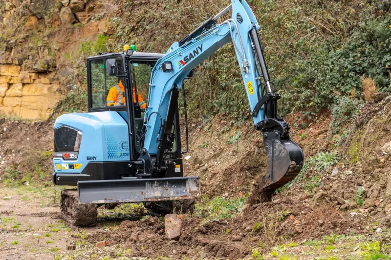Emissionsfrei im Einsatz und stark in der Leistung: Der SY35E als moderner Elektro-Bagger kombiniert leisen Betrieb mit kraftvoller Hydraulik und hoher Präzision.
