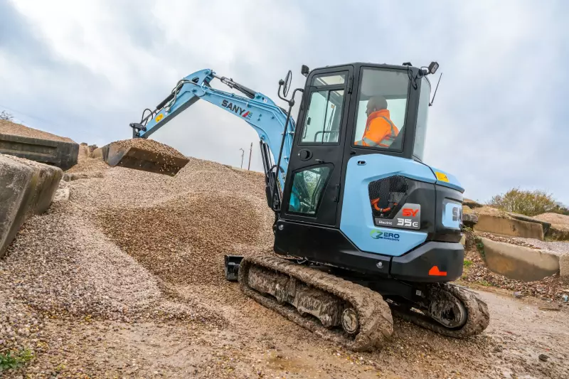Der neue SY35E eignet sich ideal für innerstädtische Baustellen, überzeugt durch reduzierte Betriebskosten, minimale Umweltbelastung und maximale Effizienz im täglichen Einsatz.