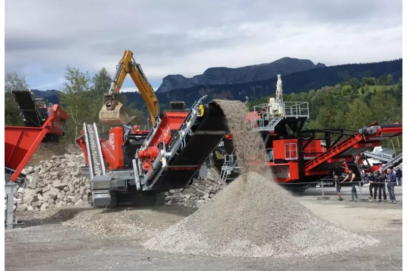 Die „REMAX 300“ beim Brechen vom Kalkstein.