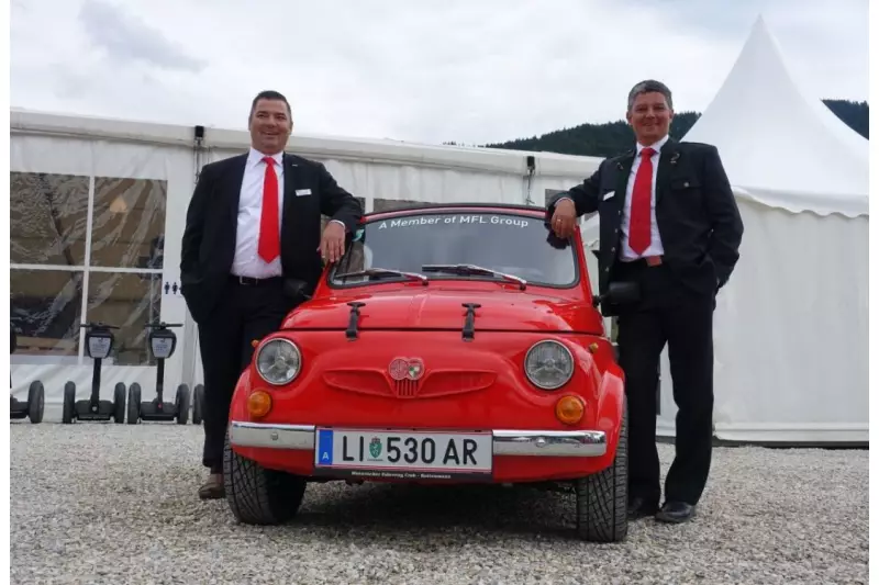 Links Helmut Haider, in der Mitte ein Steyr-Daimler-Puch-Fahrzeug und rechts Hermann Almer, Spartenleiter Mobile Anlagen, SBM.