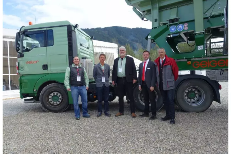 Die Abordnung der Firma Geiger aus dem Allgäu. V.l.: Herr Schmidt, Herr Fink und Herr Bauer (Mitarbeiter des Unternehmens Geiger). Zweiter von rechts: Martin Wizinger (Verkaufsleiter Deutschland, SBM).