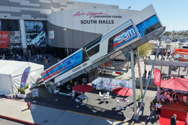 Weithin sichtbar: Die Mischereinheit der SBM EUROMIX 4000 vor dem Las Vegas Convention Center.
