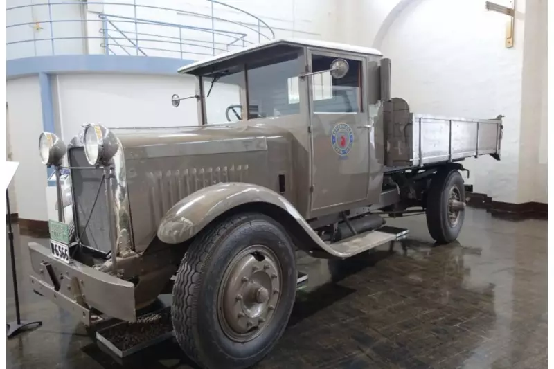 Ein Scania-Modell aus den 1930er Jahren. Bis
Mitte der 1950er Jahre waren die meisten Straßen in Schweden nicht asphaltiert. Daher waren alle in den Anfängen verkauften Scania-Vabis
Fahrzeuge für die damals vorherrschenden
schwierigen Untergründe ausgelegt.