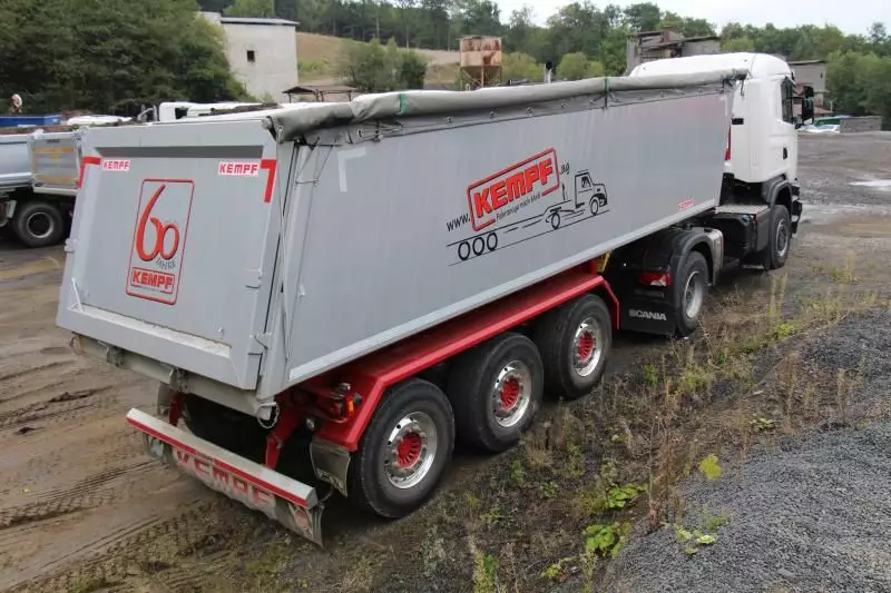 Ein Scania-Fahrzeug mit einem Kippaufbau der Firma Kempf.