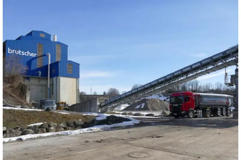 Mit der 4x2-Zugmaschine in die Kiesgrube? Kein Problem, solange der Boden fest ist und keine Steigungen zu bezwingen sind. Wenn die Umstände eine bessere Geländetauglichkeit erfordern, empfiehlt Scania als wirtschaftliche Alternative zum 4x4-Zugfahrzeug die hydraulisch angetriebene SAF Trailerachse.