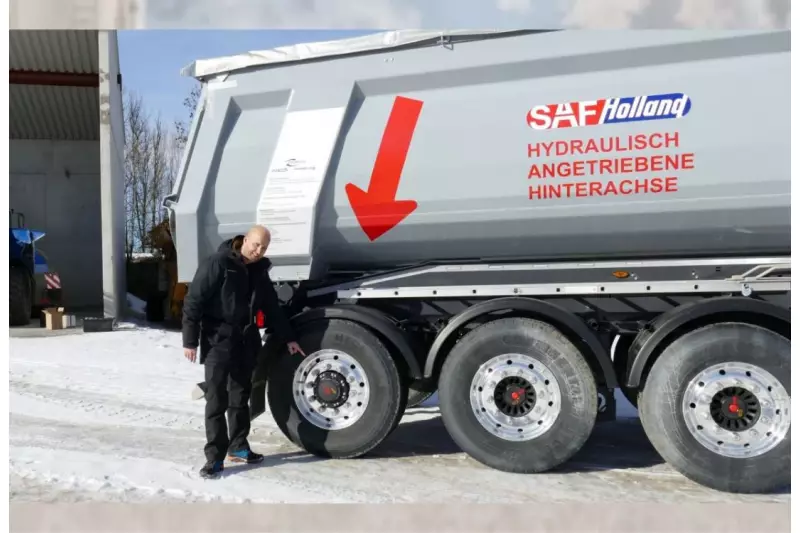 Ohne Pfeil und Fingerzeig von René Seckler ist die angetriebene SAF Intra CD Trak kaum von den anderen Achsen zu unterscheiden. Sie kann herstellerübergreifend in jeden Trailer bzw. Anhänger eingebaut werden.