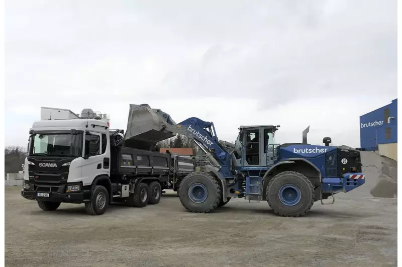 Schon Tradition beim Treffpunkt.Bau-Praxistest: Eine volle Ladung Kies und freies Fahren auf dem weitläufigen Gelände gewährte uns das Brutscher Kies- und Splittwerk Hafenthal.