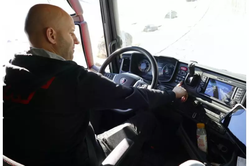 Gehorcht aufs Knöpfchen. Vom Cockpit des Scania R 500 XT aus aktiviert René Seckler die angetriebene Trailerachse. Wählt der Kunde einen motorseitigen Nebenantrieb, kann die Achse bis 13 km/h jederzeit während der Fahrt zugeschaltet werden.