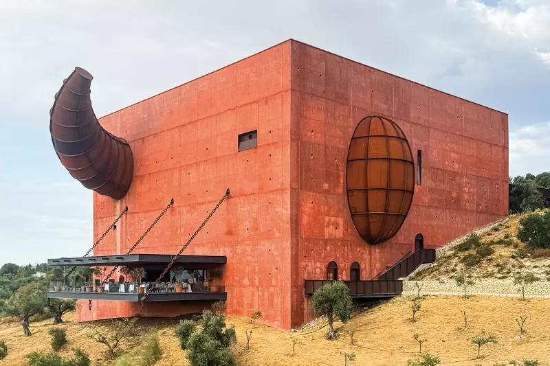 Ein Highlight der Veranstaltung war das Abendessen in der von Philippe Starck gestalteten Olivenölmühle La Almazara LA Organic nahe Ronda, wo modernes Design und traditionelle Olivenölproduktion auf eindrucksvolle Weise miteinander verschmelzen. Quelle: Treffpunkt.Bau