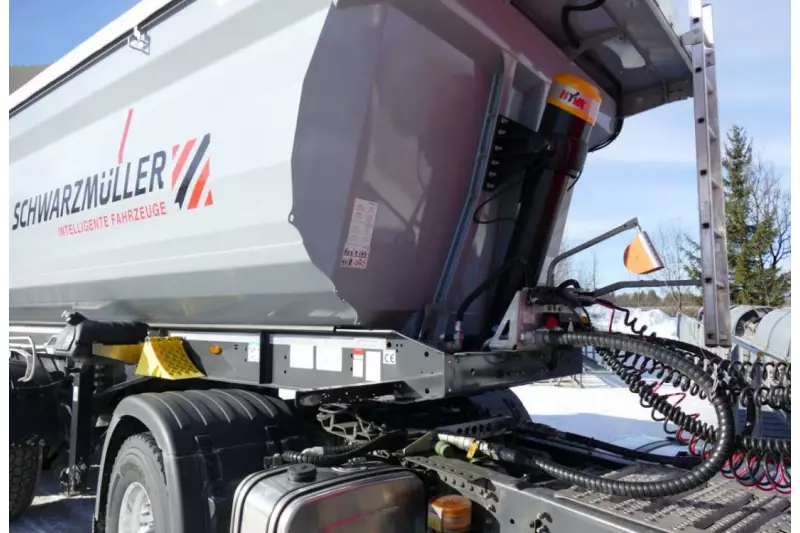 Am Trailer erfolgt die Aufteilung des Hydraulikölstroms in die Leitungen für die angetriebene Achse und den Kippzylinder, der nicht mit den vollen 350 bar beaufschlagt wird. Der Trailer kann daher auch an jedem Zugfahrzeug mit Standardhydraulik betrieben werden. Die SAF Intra CD Trak läuft dann frei mit.