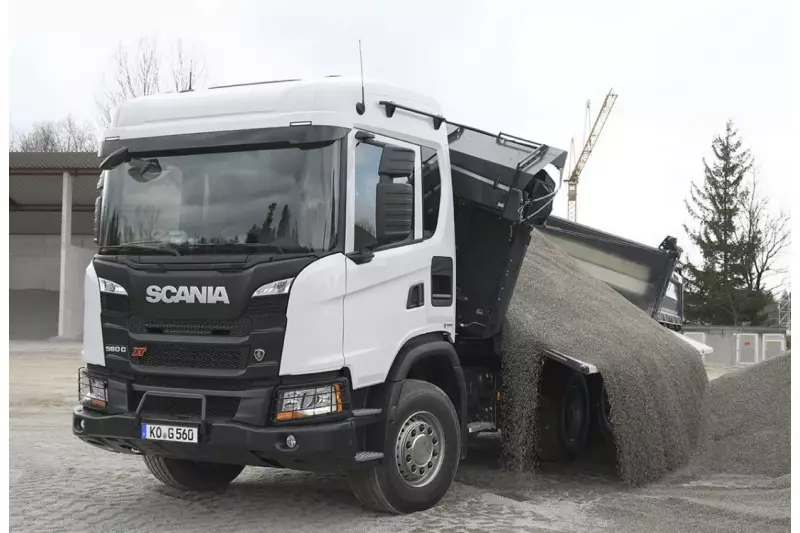 Das Pressefahrzeug ist ein sogennanter Ready Built Kipper. Scania produziert in Partnerschaft mit ausgewählten Aufbauherstellern betriebsfertig aufgebaute Fahrzeuge – in unserem Fall ein brandneuer Meiller Trigenius Dreiseitenkipper.