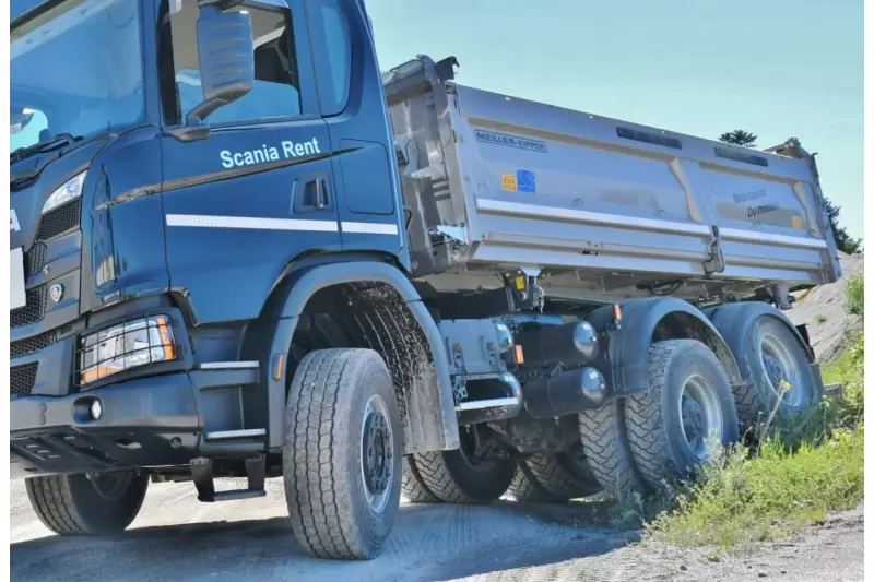 Ready für raue Pisten. Selbst bei starker Verschränkung bleibt der Scania mit allen Sechsen auf dem Boden.