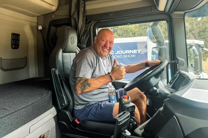 Manfred Zwick, Treffpunkt.Bau-Geschäftsführer, nutzte die Gelegenheit, die Fahrzeuge auf kurvigen Landstraßen und im Gelände selbst zu testen. Quelle: Treffpunkt.Bau