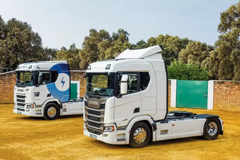 Der Vorführbereich der Finca Reservatauro, sonst Schauplatz für Stiere, wurde zur Bühne moderner Fahrzeugtechnik. Scanias Modelle wirkten dort wie stählerne Nachfolger der Tiere, die üblicherweise diesen Platz beherrschen. Quelle: Treffpunkt.Bau