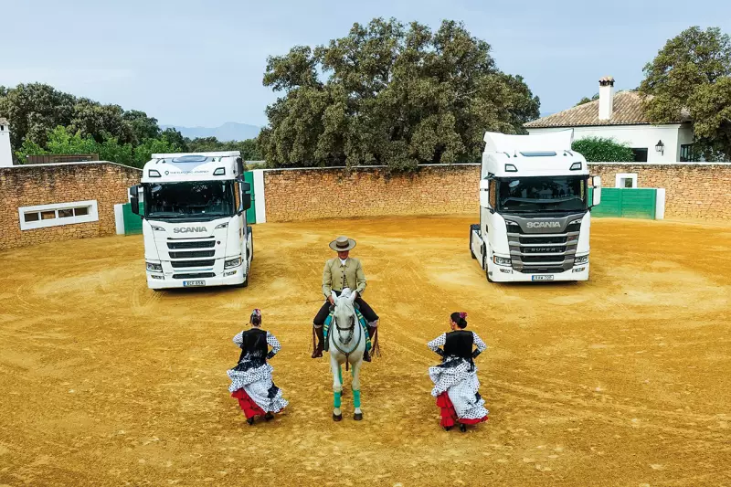 Die Finca Reservatauro bei Ronda bot dafür die ideale Kulisse. Das weitläufige Landgut im UNESCO-Biosphärenreservat Sierra de las Nieves dient sonst der Zucht andalusischer Pferde und spanischer Kampfstiere und wurde für das exklusive Scania-Event zum Testgelände umfunktioniert. Quelle: Treffpunkt.Bau