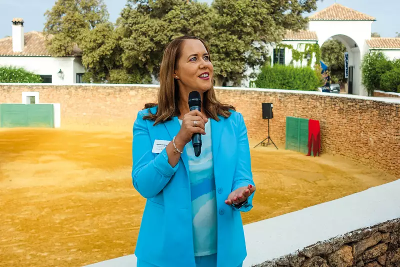 Nina Khanaman, Direktorin Kommunikation und Marketing, moderierte die Vorstellung der Scania Modelle in der Stierkampfarena. Quelle: Treffpunkt.Bau