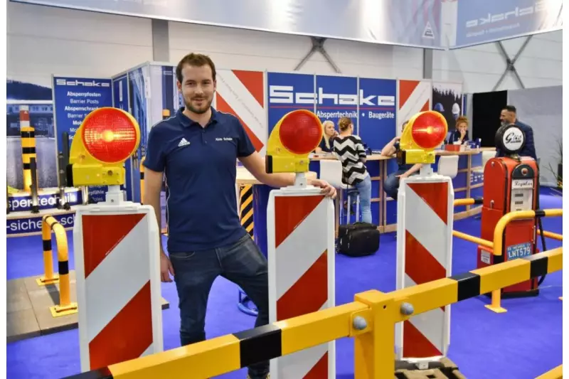 Achtung neu, signalisieren die blinkenden Lichter. Ein auffälliger Hingucker in Halle 7a war das selbst entwickelte und selbstverständlich BASt-geprüfte Bakensystem, das Alois Schake, Export Manager Schake GmbH, auf der A+A erstmals dem internationalen Publikum präsentierte.