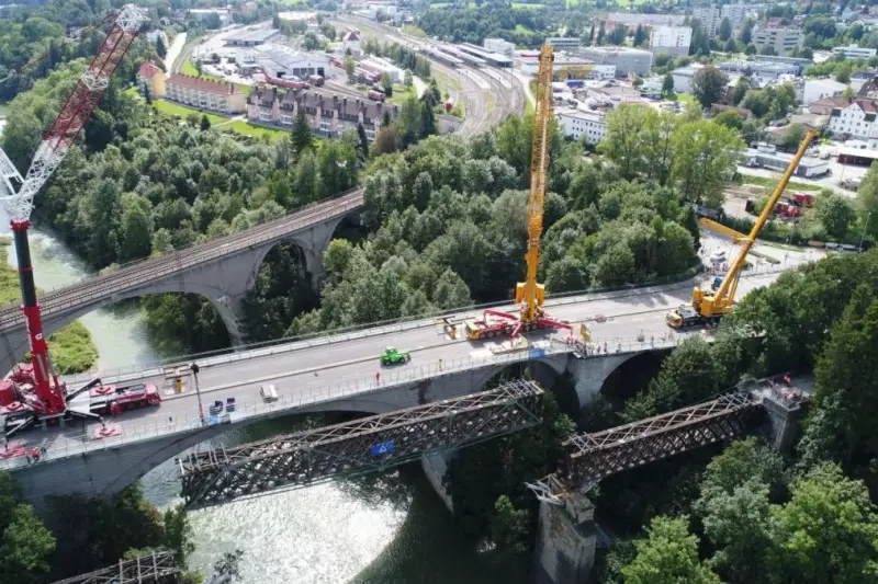 Das 56 m lange Mittelstück der Brücke wird ausgehoben. Statt der berechneten 111 t wog es tatsächlich 120 t.