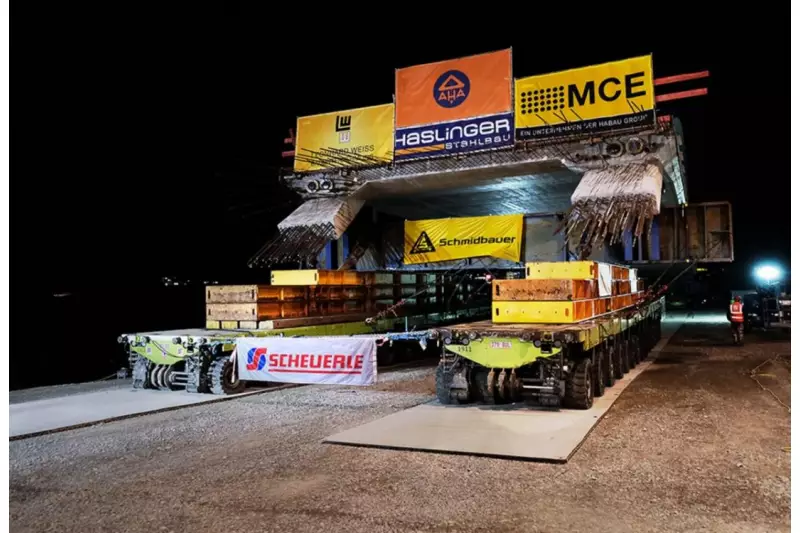 Auf insgesamt 56 SPMT Achslinien und 224 Reifen ruhte die 130 Meter lange Brücke. Insgesamt wog der Transport rund 2.000 Tonnen.