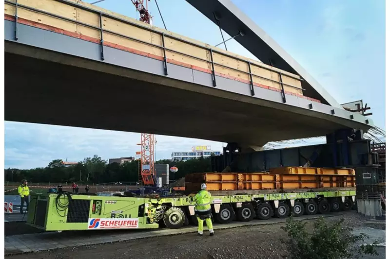 Mit wenigen Zentimetern Toleranz musste die Brücke auf den Stützpfeilern abgesetzt werden. Das gelang problemlos dank der exakten Steuerung der SPMT.