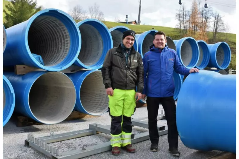 Vier von sechs Kilometern Druckleitung für das neue Wasserkraftwerk haben Josef Schernthanner (r.), Bauleiter, und sein Neffe Thomas Schernthanner, Polier, zusammen mit ihrem erfahrenen Team bereits verlegt.