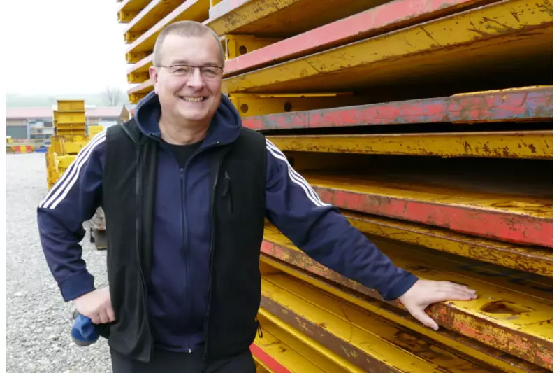 Willi Bolg, freier Mitarbeiter bei Schmölz, konfigurierte u. a. die komplexe Software zur Verwaltung des Verbausystem-Mietparks. Neben seiner Hand zu sehen ist die Buchse für den SchachtFix-Verbaugreifer, die SBH extra für Schmölz in die Platten integriert.