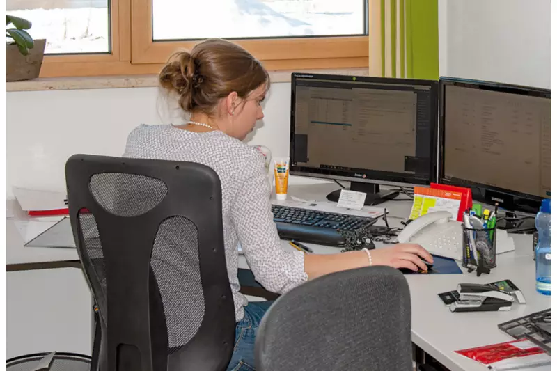 Die Zahlen fest im Blick hat Tochter Stefanie Schmölz. Sie verantwortet neben den Finanzen auch die Baugerätesparte und wird das Unternehmen weiterführen.