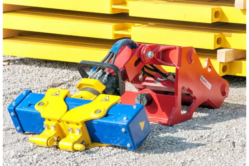 Kleinere Verbauplatten hebt der Schacht¬Fix-Plattengreifer mit Leichtigkeit und Schnelligkeit. Auch er benötigt für seine hydraulisch betriebenen Haltezapfen die für Schmölz modifizierten SBH Verbauplatten.