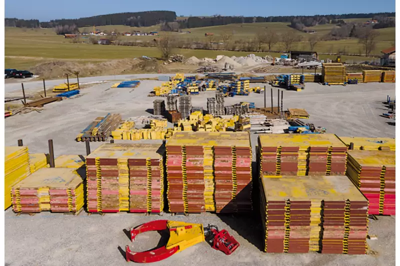 2,5 Millionen Euro hat das Unternehmen investiert in den Verbau-Mietpark. Der Clou: Sämtliche Platten sind mit dem System-Schmölz ausgestattet, das das Handling revolutioniert.