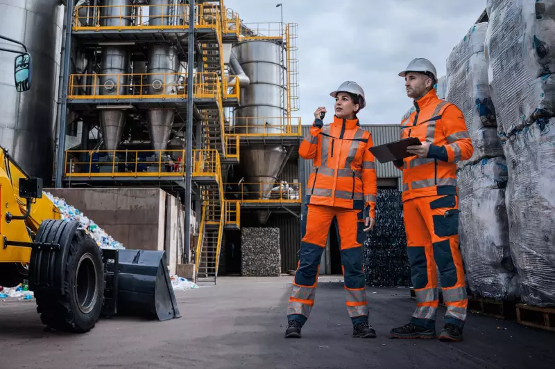 Schöffel Pro präsentierte auf der IFAT München Warnschutzkleidung für warme Arbeitstage im Freien. Die Kollektion umfasst Hi-Vis-Oberteile mit UV-Schutz und Feuchtigkeitsmanagement sowie kombinierbare Arbeitshosen mit robusten Materialien und Stretch-Zonen.